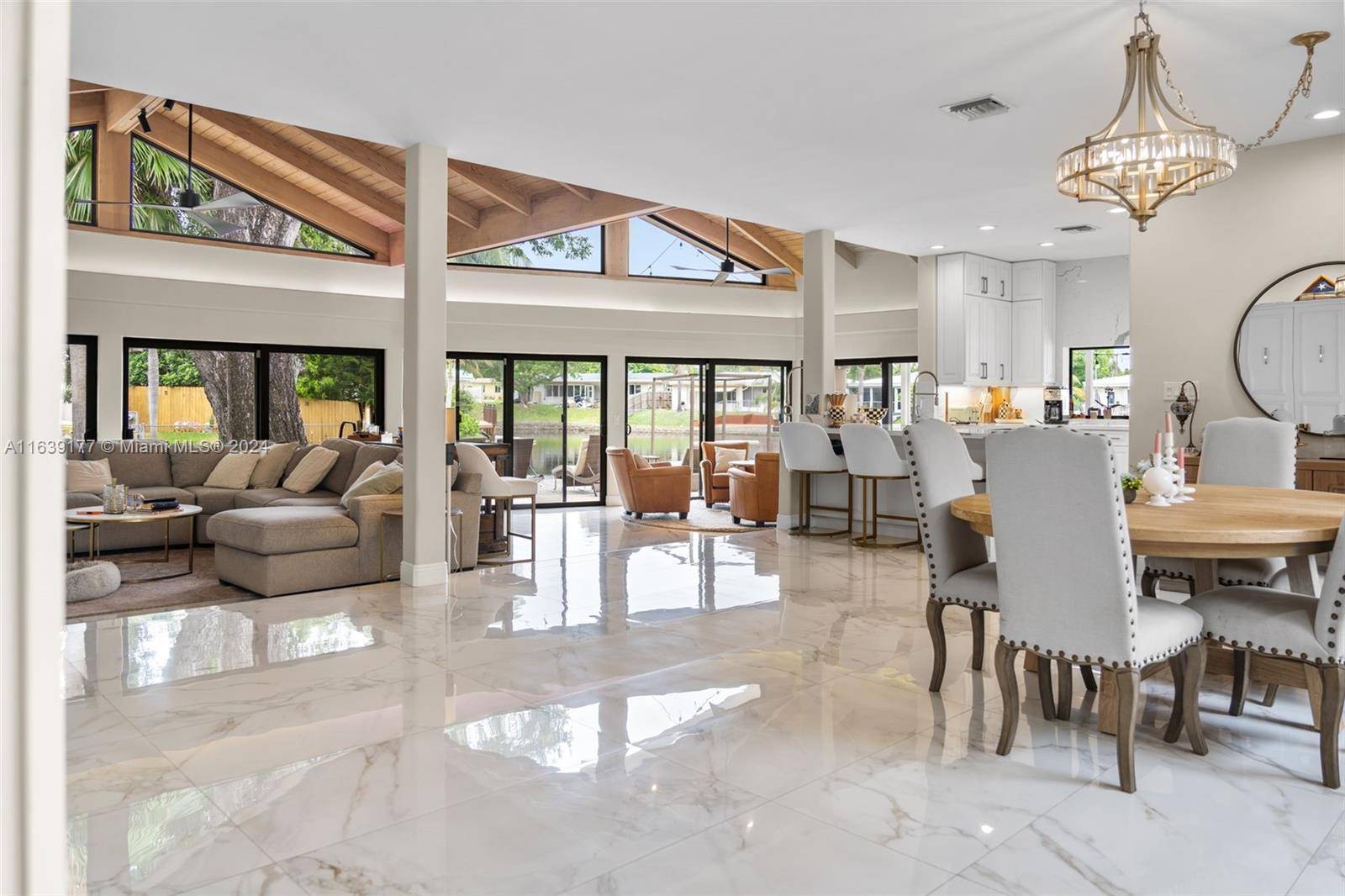Welcome to your dream waterfront home !
