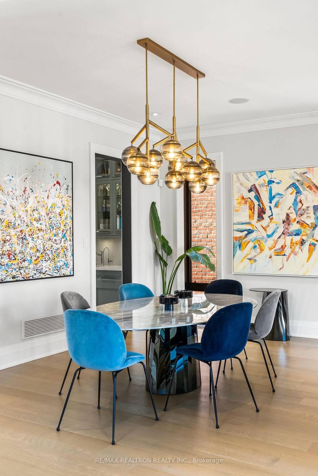 A south facing modern classic where architecture, natural materials, and comfort meet in perfect proportion.