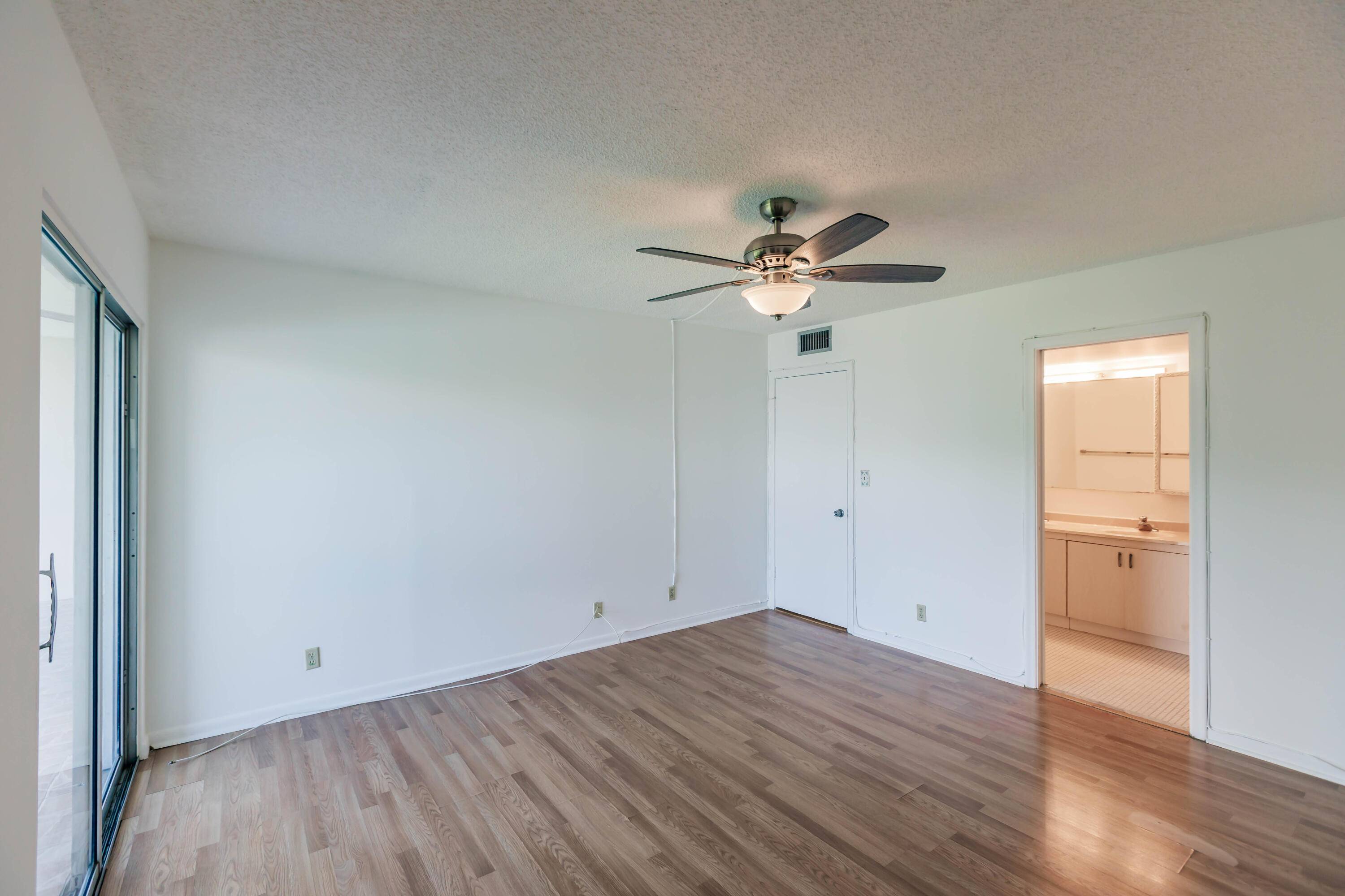 Walk in and make this unit your own.