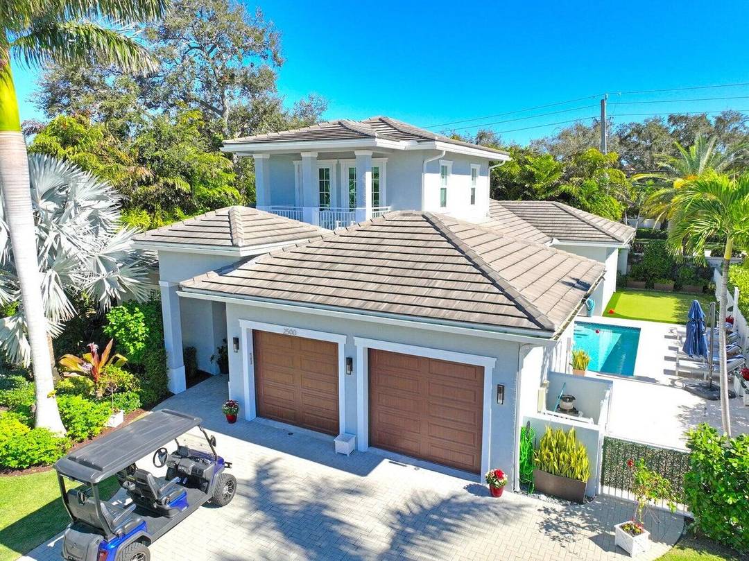 Better than new ! This 2020 custom built modern home tells a story of elegance, ease, and impeccable detail.