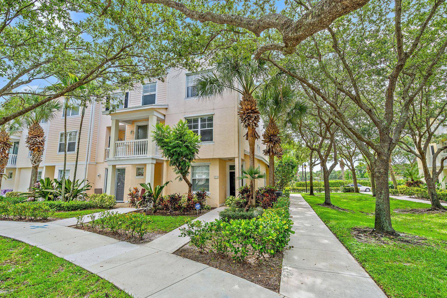 Desirable Abacoa Community with many amenities including heated swimming pool, fitness facility, children's playground, library, business center, putting green, picnic area, and more !