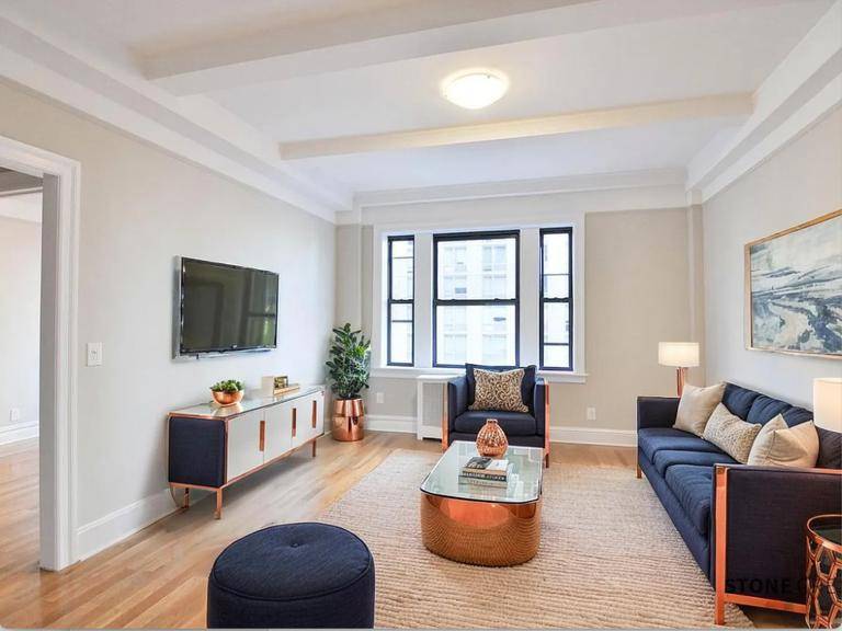 PARK VIEWS ! Sunny and spacious 3 bedroom apartment in a well maintained, pre war building.