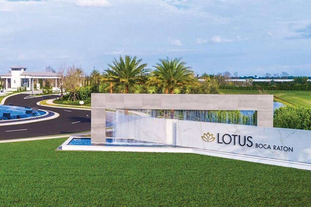 Contemporary 3 bedroom den and 3 bathroom home in a prestigious community in Boca Raton.