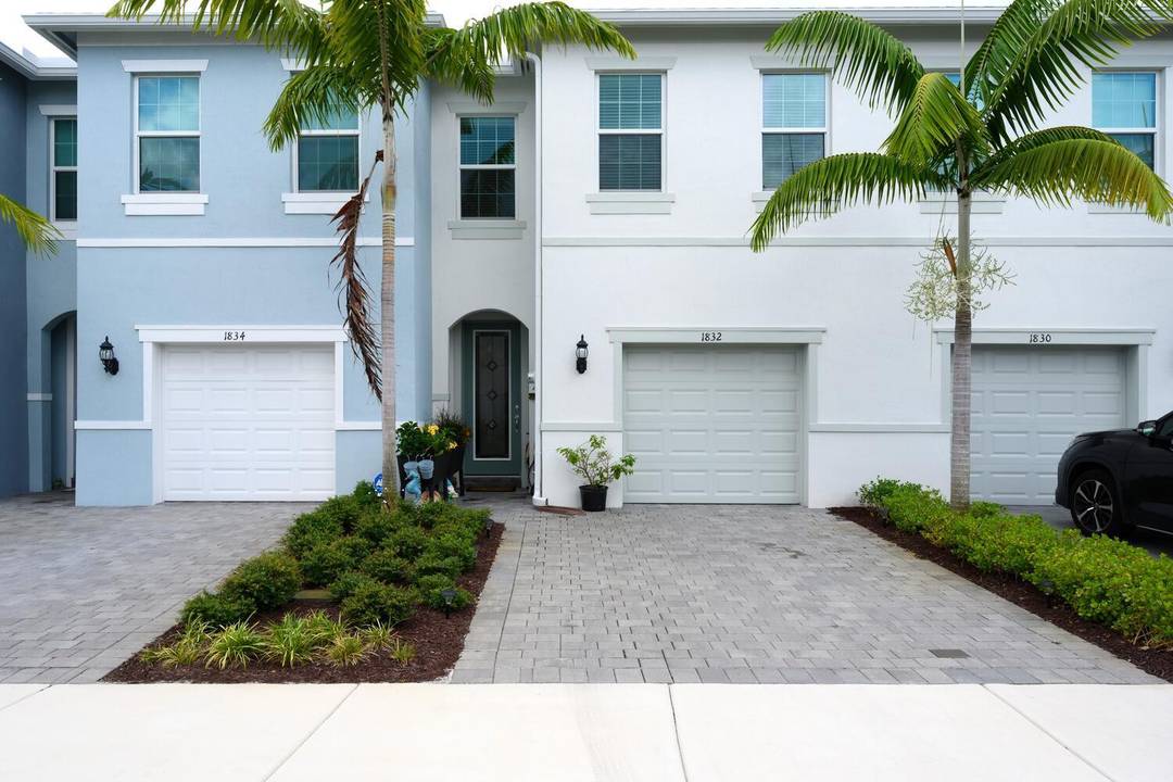 SEASONAL RENTAL 3BR 2. 5BA Townhome in Ocean CoveBuilt in 2022, this stunning coastal inspired townhome features 9' ceilings, hurricane impact windows doors, and a bright open floor plan.