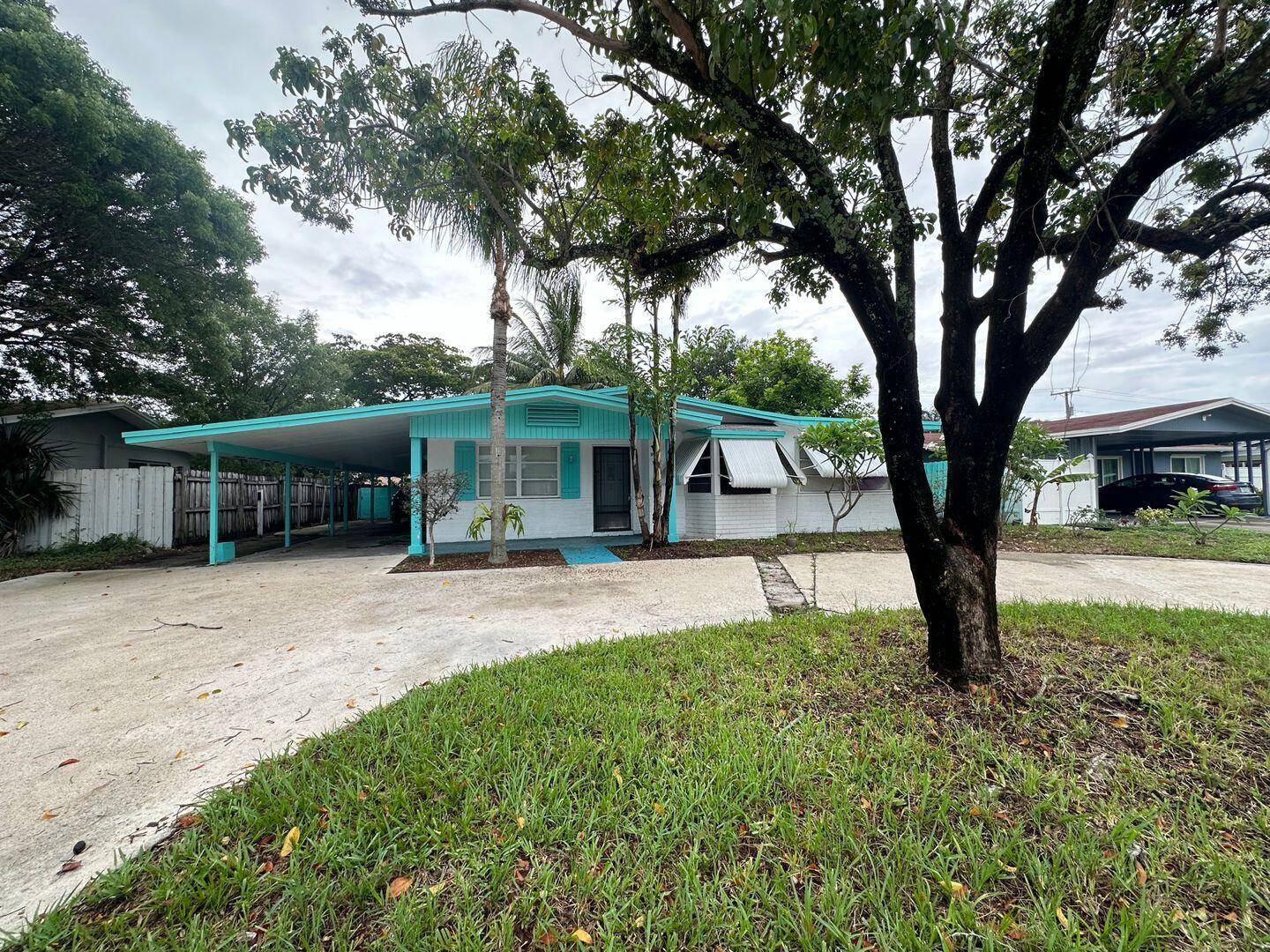 Charming 3 Bedroom Home in Palm Beach Gardens This charming 3 bedroom, 2 bathroom home is perfect for families or professionals seeking a comfortable and convenient living space.