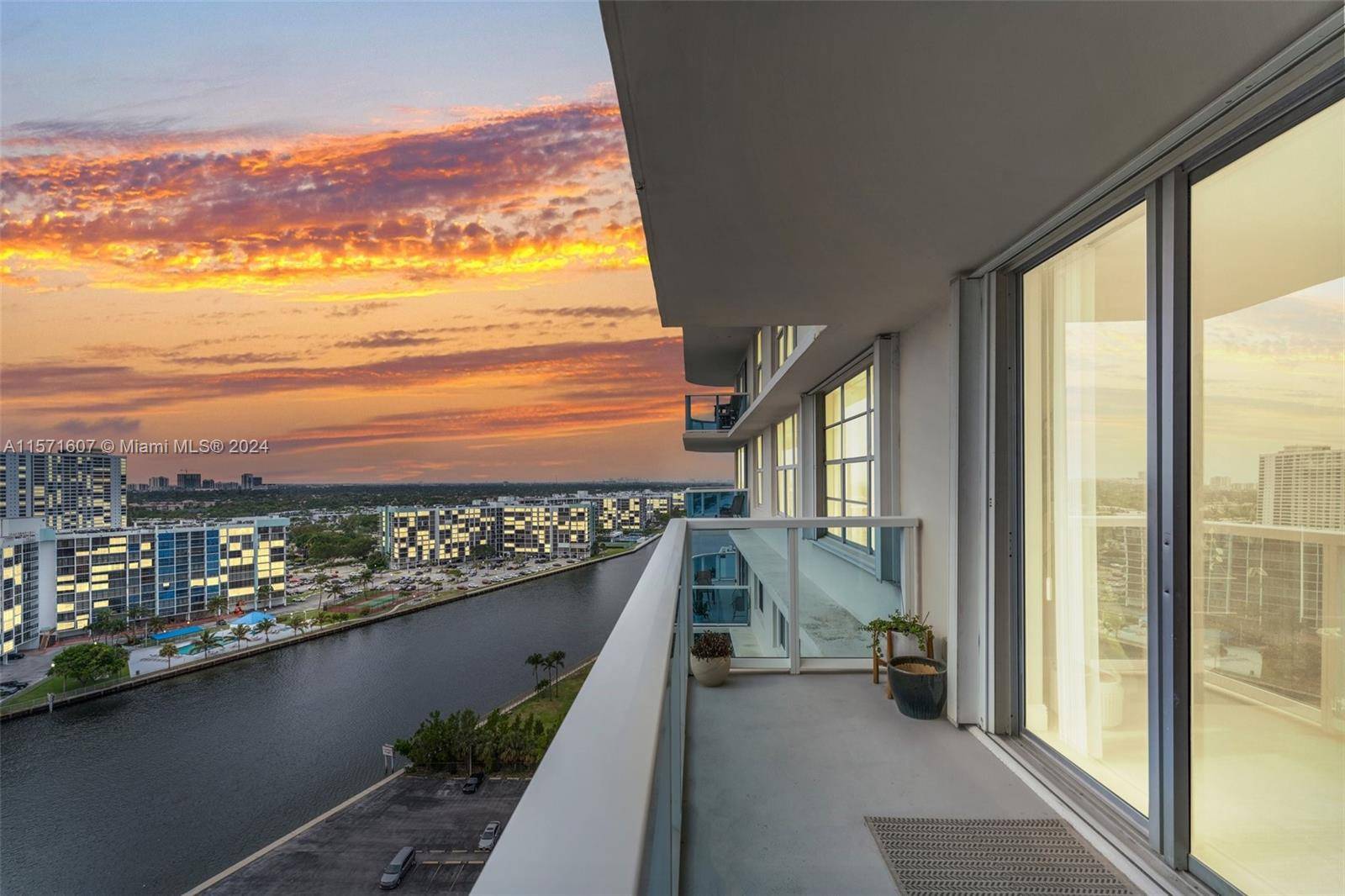 Nestled in the prestigious and sought out building, The Hallmark of Hollywood on Ocean Drive, presents to you this 1 Bedroom 1.