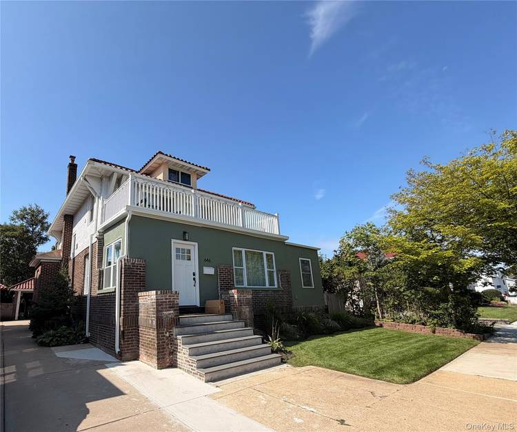 Spacious 4 bedroom, 1 bath first floor apartment located in the desirable Westholms district of Long Beach.