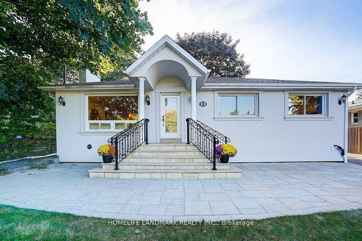 Charming detached bungalow in the heart of Old Markham Village !