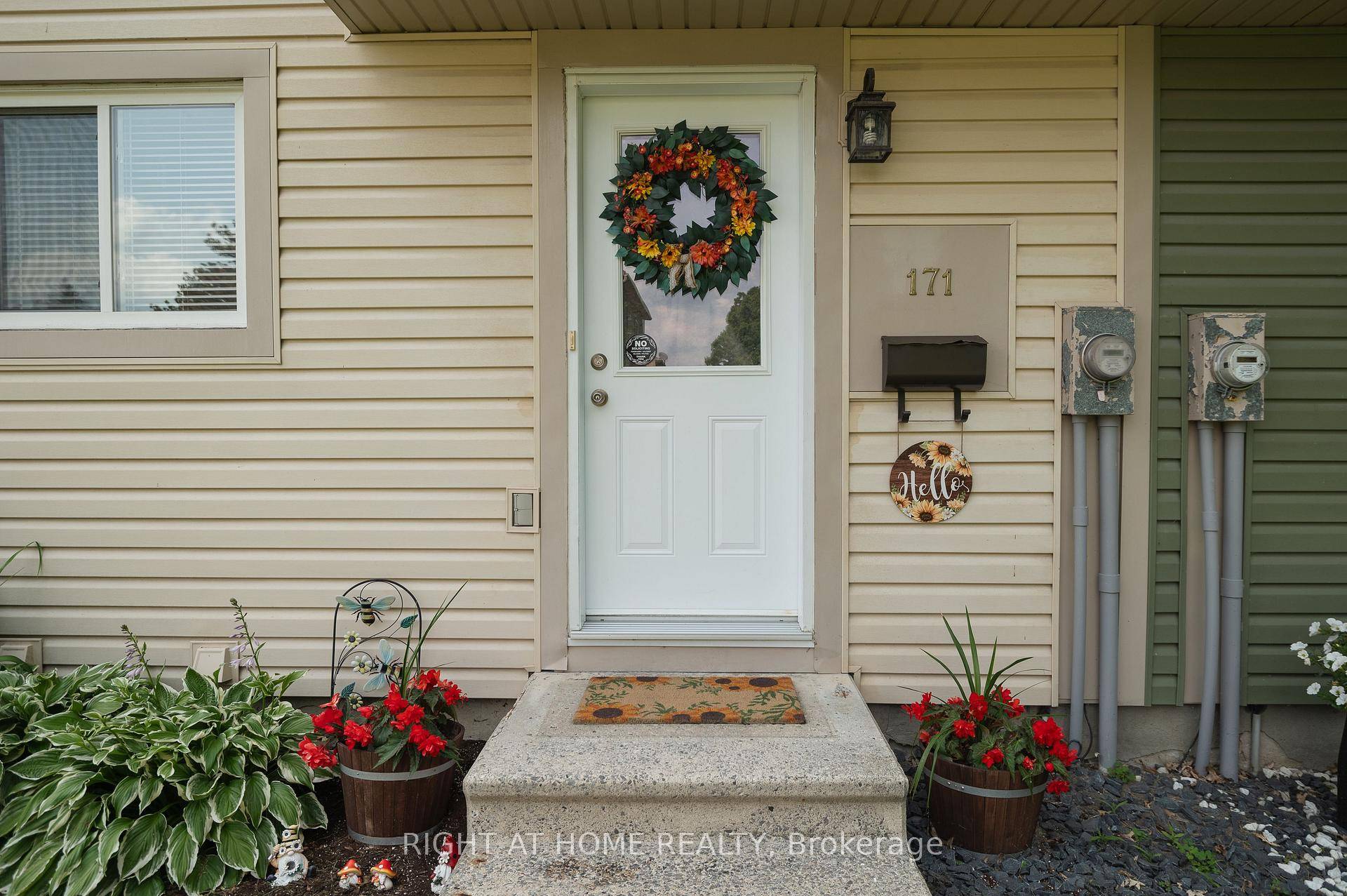Welcome to the vibrant neighborhood of Chatelaine Village, where convenience meets community !