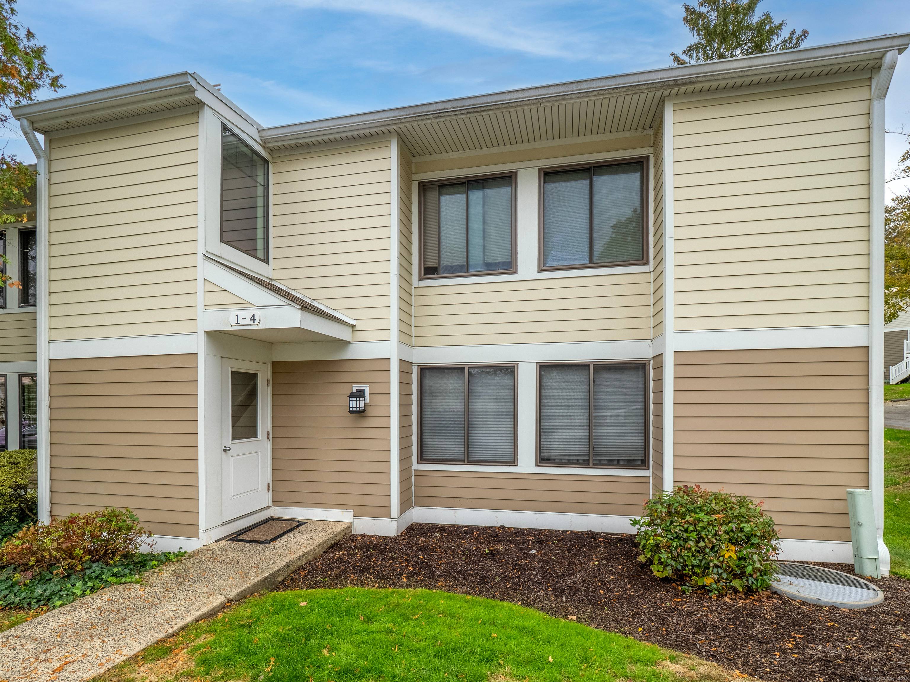 Fully renovated 2BR main level condo in the heart of downtown Ridgefield only one step into the unit !