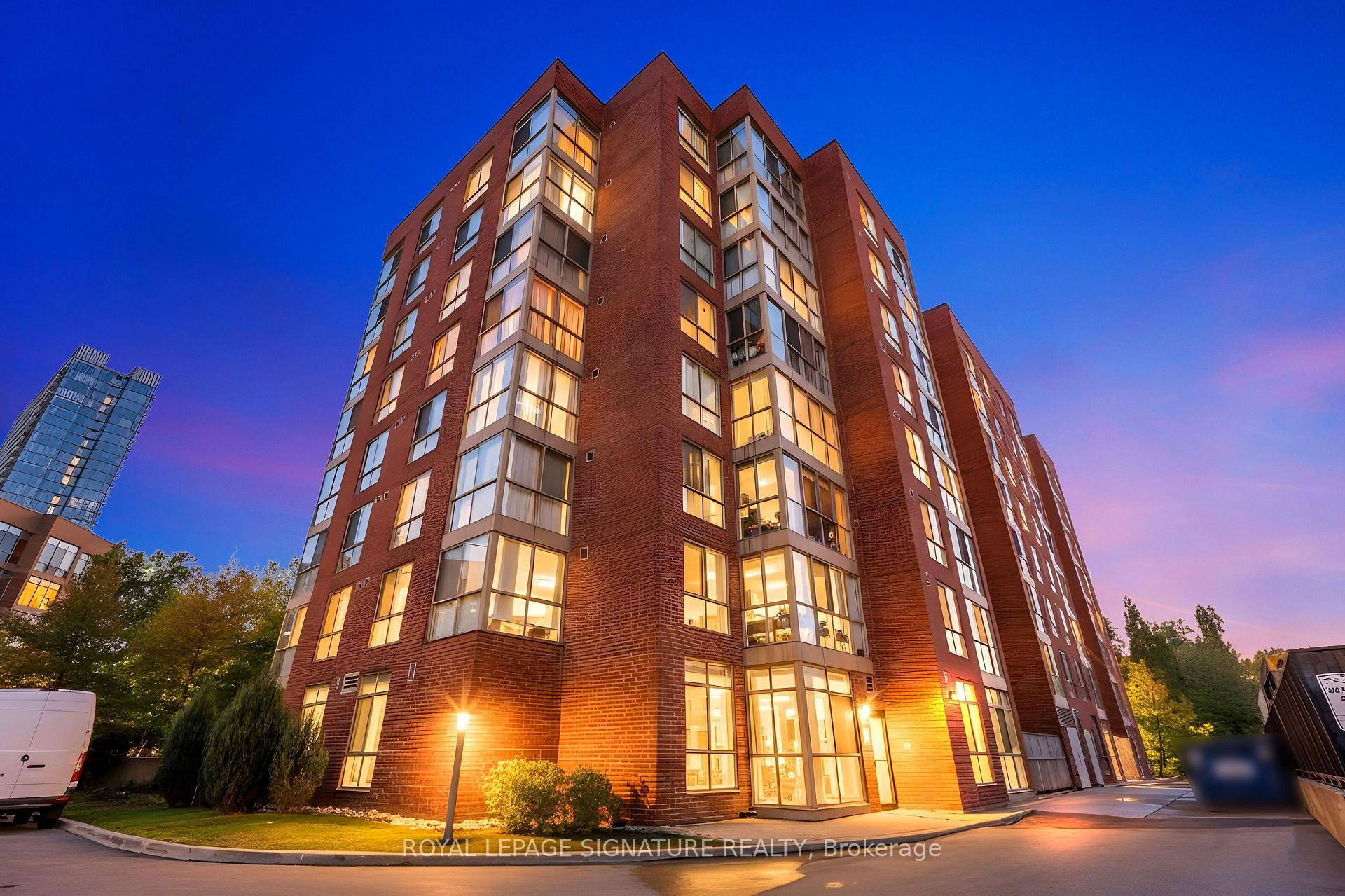 Welcome to this beautiful unit at 24 Southport St, Unit 155 !