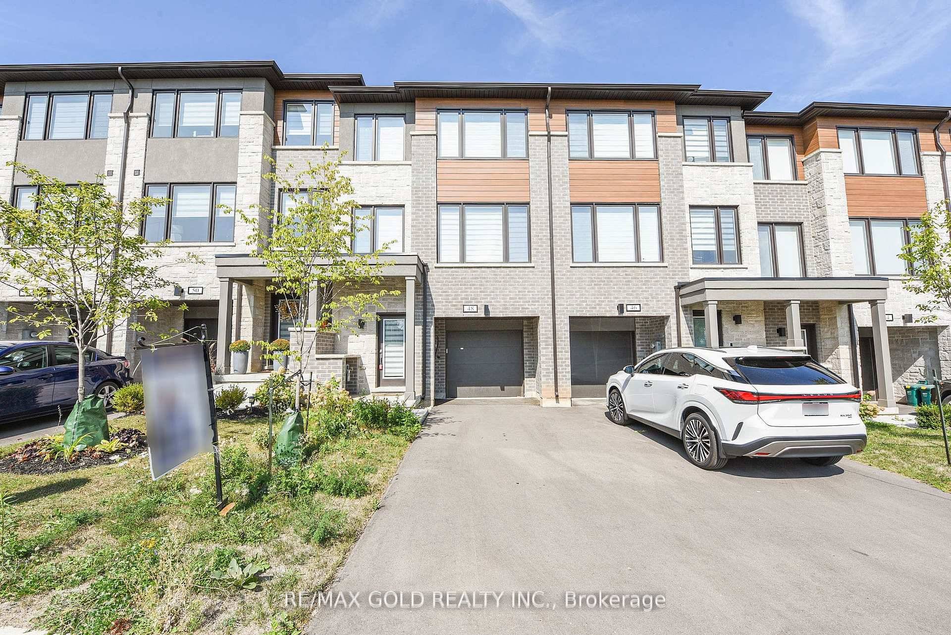 Luxury Townhouse, 2011 Sq Ft Living space, No side walk, can park 3Cars.