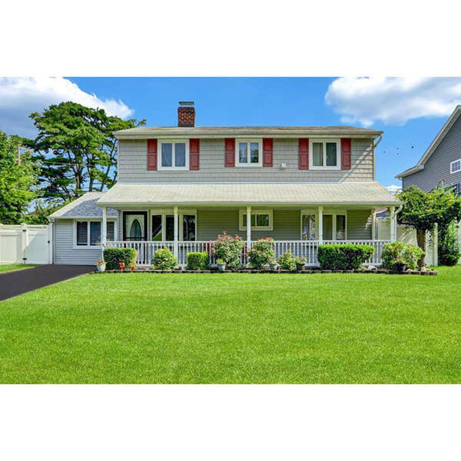 Welcome to this beautiful 3 bedroom, 2 bath colonial !
