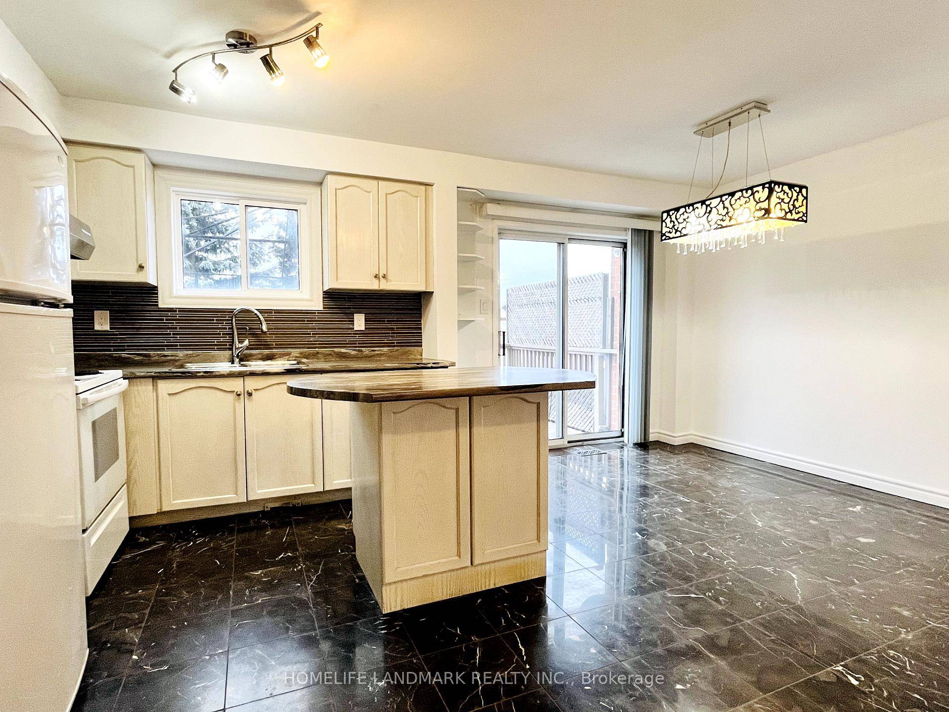 Beautiful and spacious 3 bedroom freehold townhouse situated in the highly demand Maple neighbourhood.
