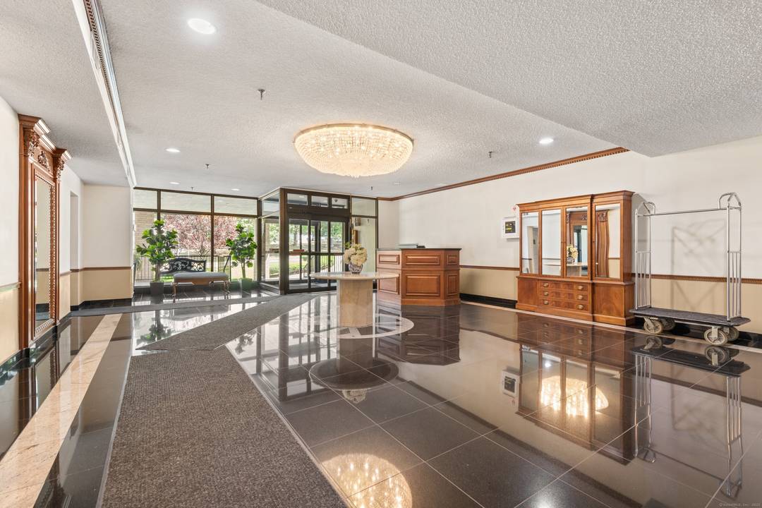 Welcome home to this delightful 2 Bedroom 2 Bath apartment in the heart of downtown Stamford !