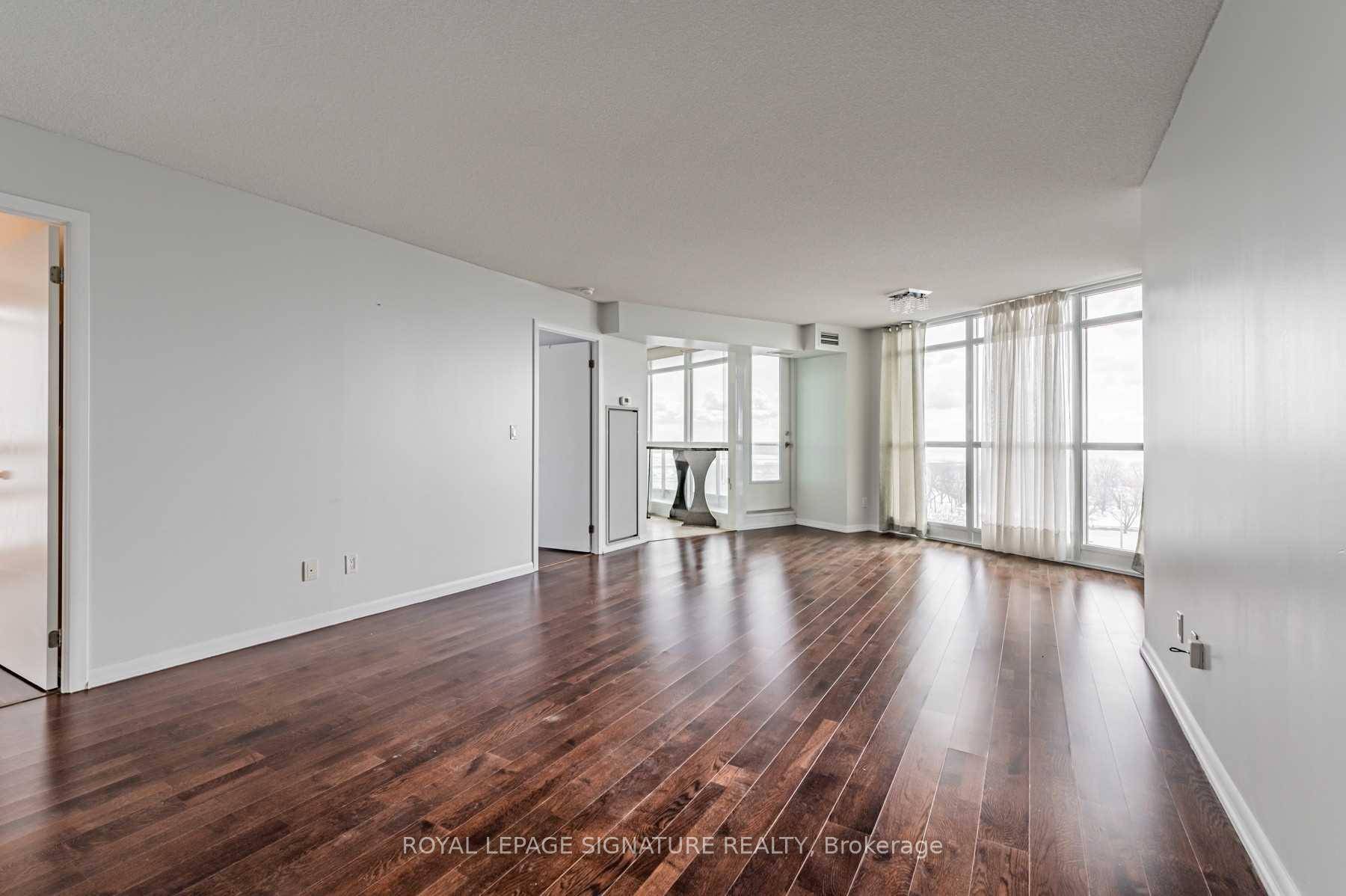What A View ! Welcome To The Neptune Condos In Fort York Live In Luxury With A Panoramic View Of The Lake That Gives You Light All Day Long.