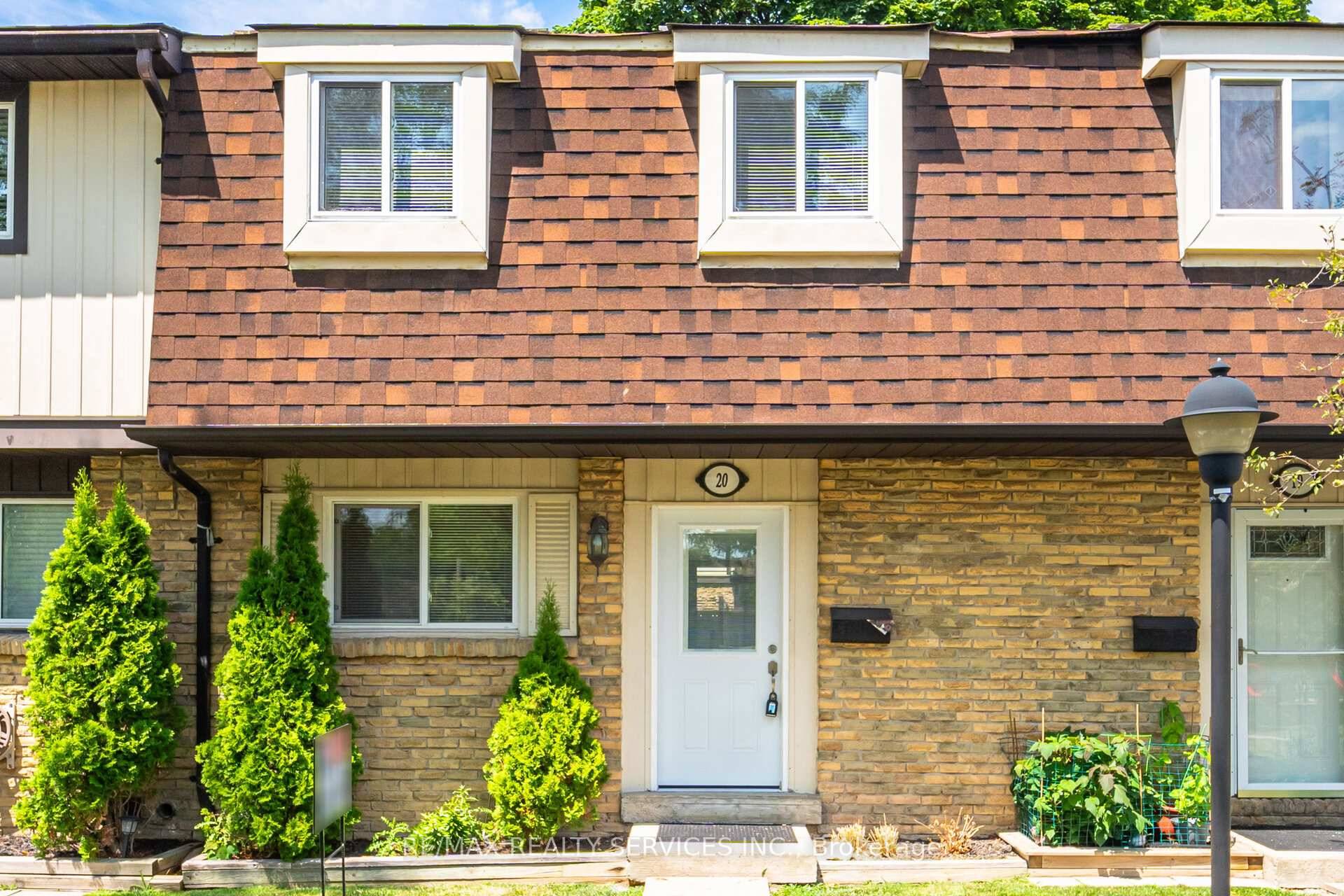 Lovely 3 bedroom townhouse in desirable amp ; well kept complex with a outdoor pool and party room.