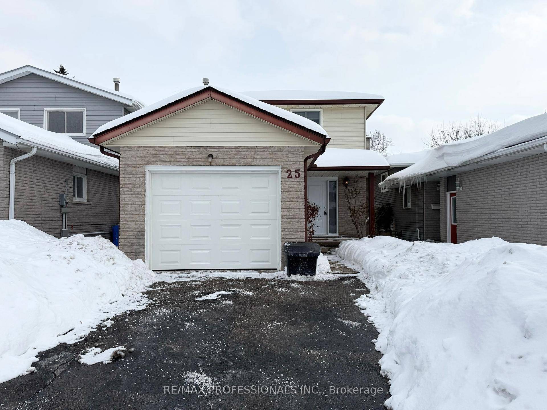 Welcome to 25 Windale. Fully detached 3 1 bedroom, 3 bathroom home in the quiet neighborhood of Laurentian Hills.
