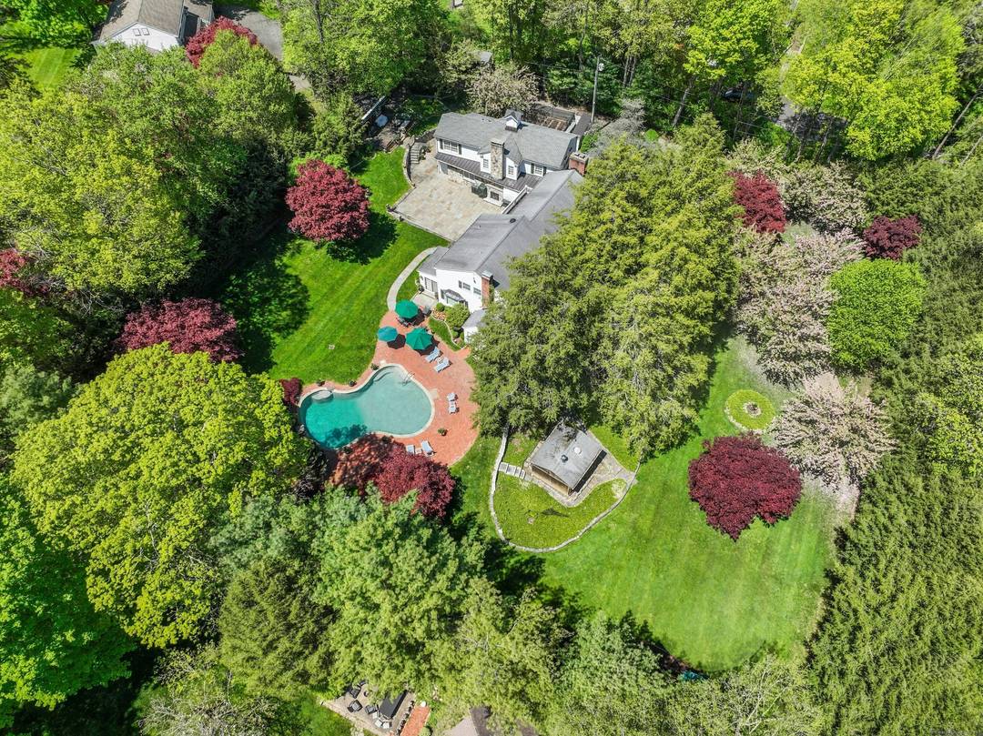 This gracious country estate's idyllic setting is the perfect backdrop for large family gatherings joyous celebrations.