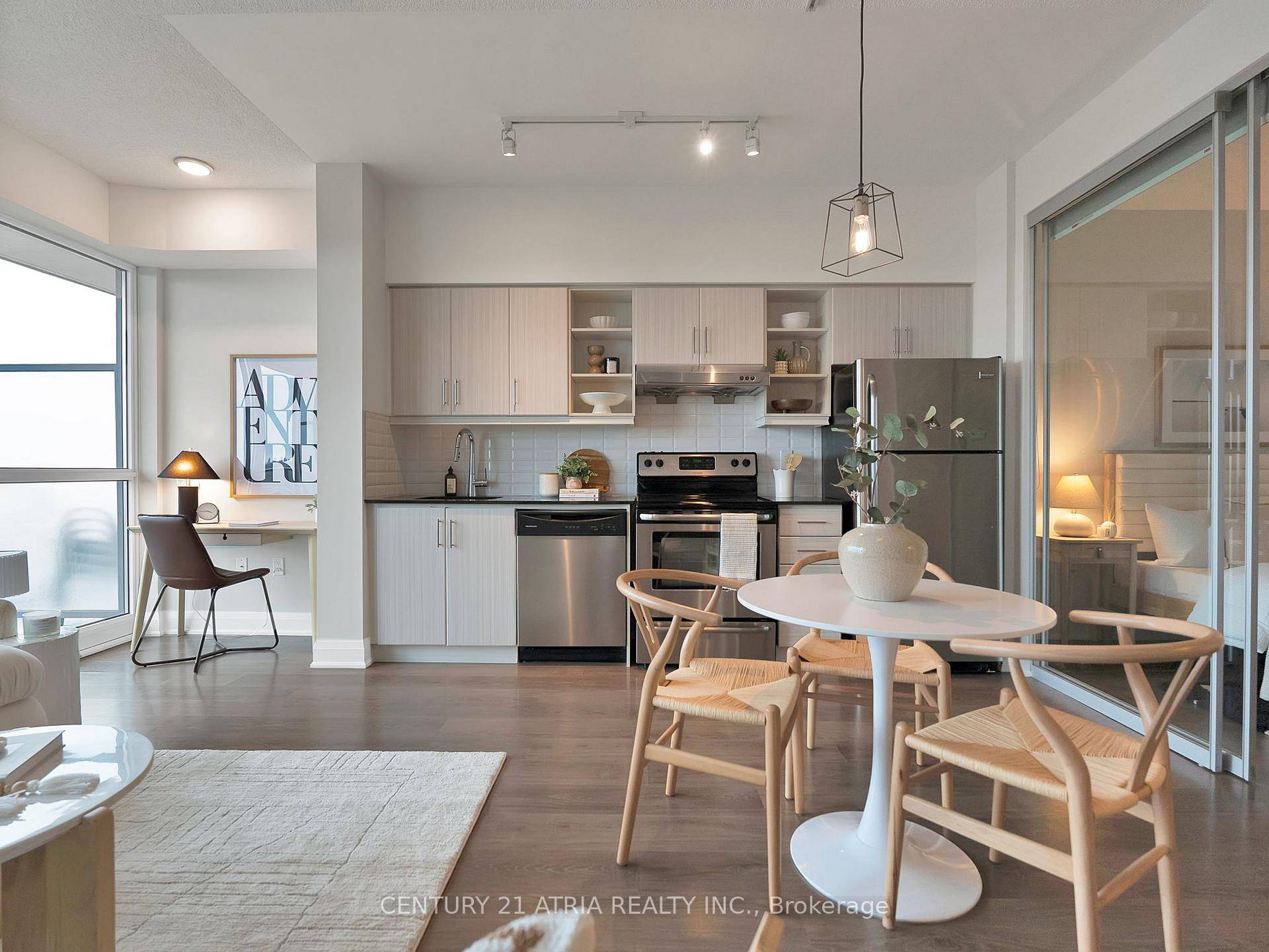 Bright amp ; Spacious Lower Penthouse 1 Bedroom At Scenic On Eglinton !