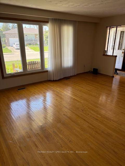 3 Bedroom Detached In Sought After Hamilton Neighborhood !
