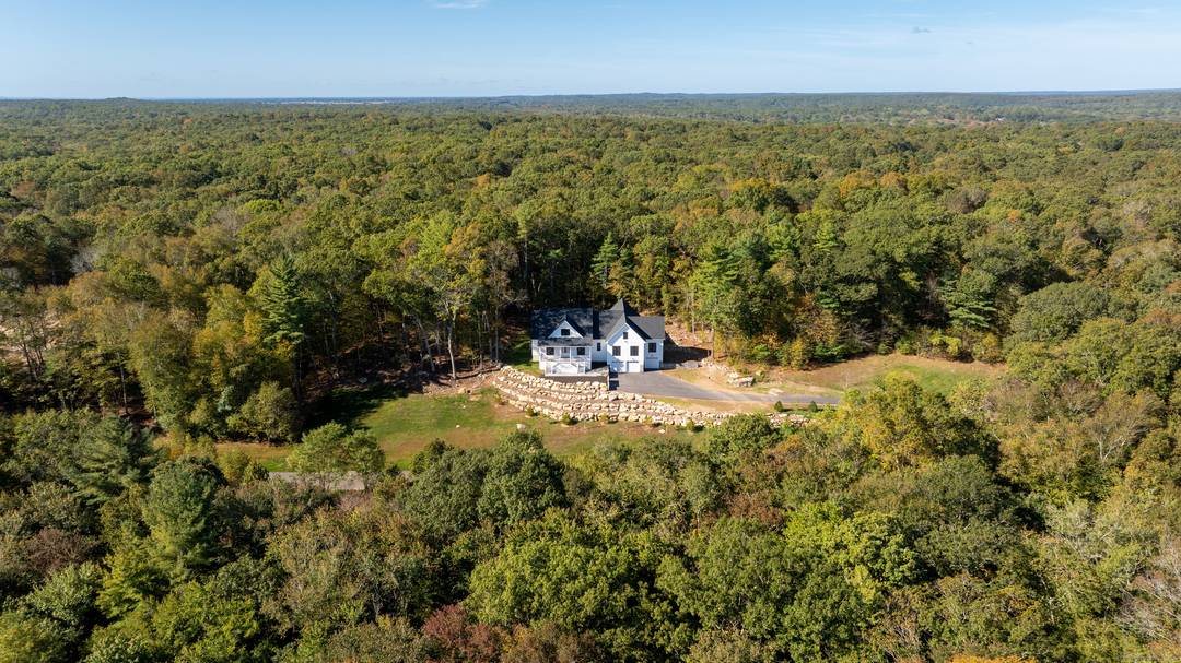 Introducing an exceptional new construction estate on the serene Lords Meadow Lane in Old Lyme, Connecticut, an exclusive collection of distinguished residences crafted for the most discerning buyers.