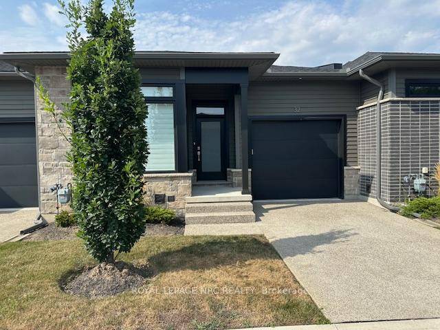 THIS STUNNING MODERN BUNGALOW TOWNHOME IS AVAILABLE FOR LEASE FOR SEPTEMBER 1ST.