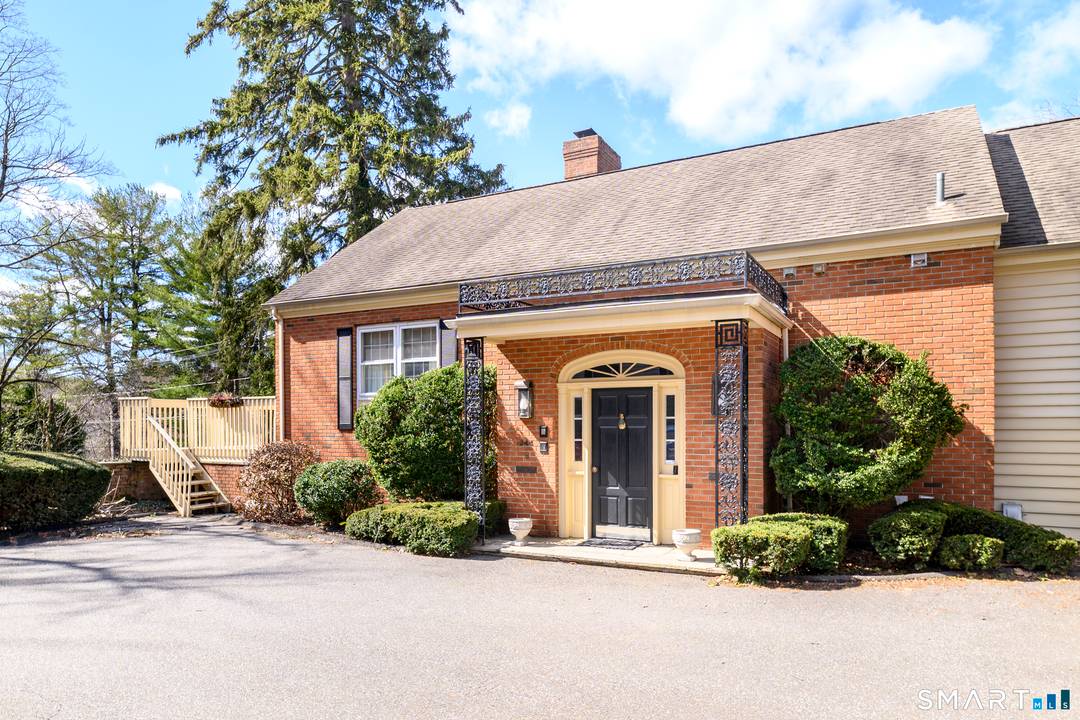 Enjoy effortless one level living in this beautifully appointed New Canaan residence, ideally located just a short stroll from everything downtown New Canaan has to offer boutique shopping, acclaimed dining, ...
