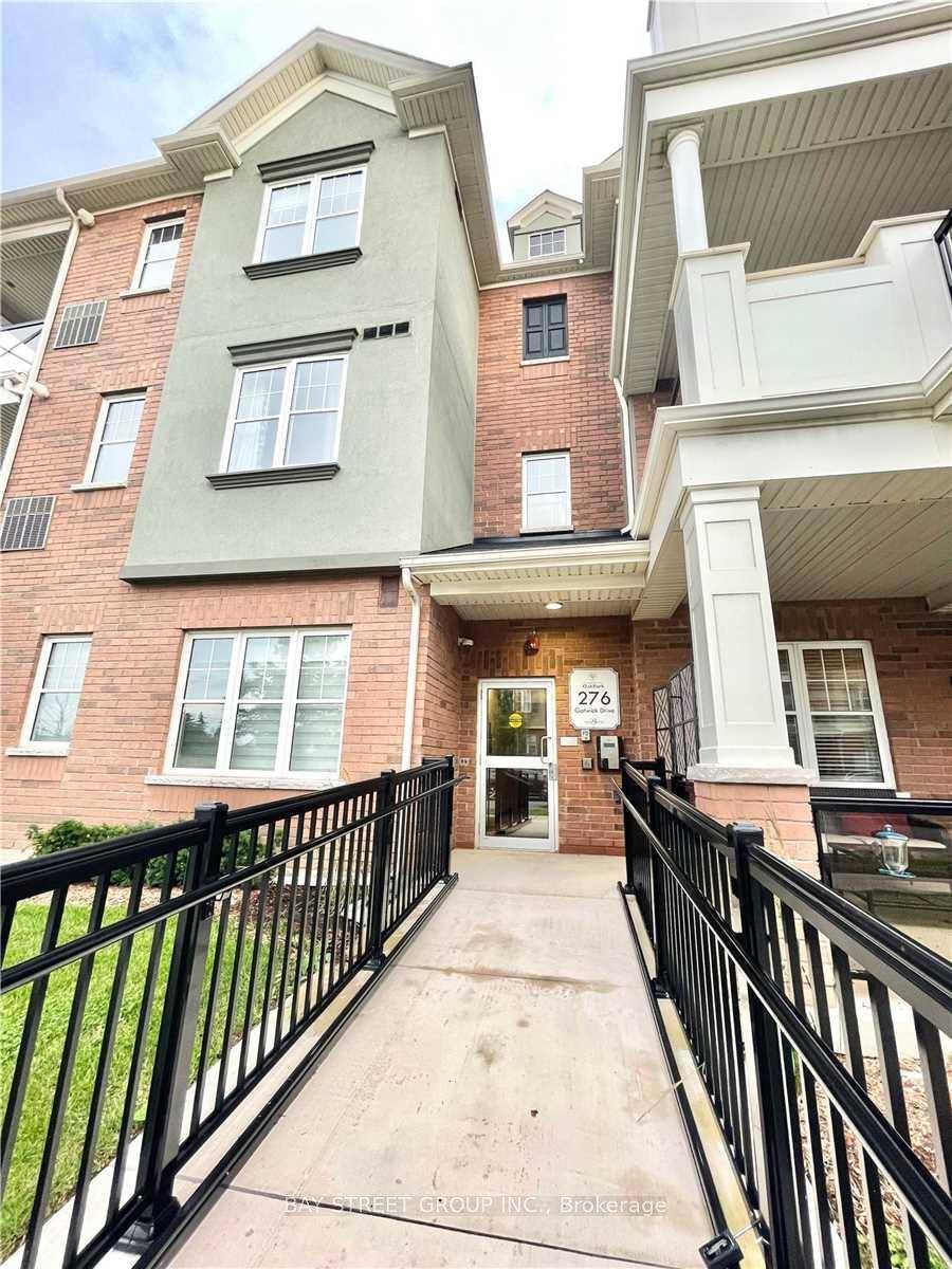 Located In A High Demand Area, This Elegant End Unit Has An Open Concept Family Room amp ; Dining Room, With Stainless Steel Appliances In A Bright Kitchen.