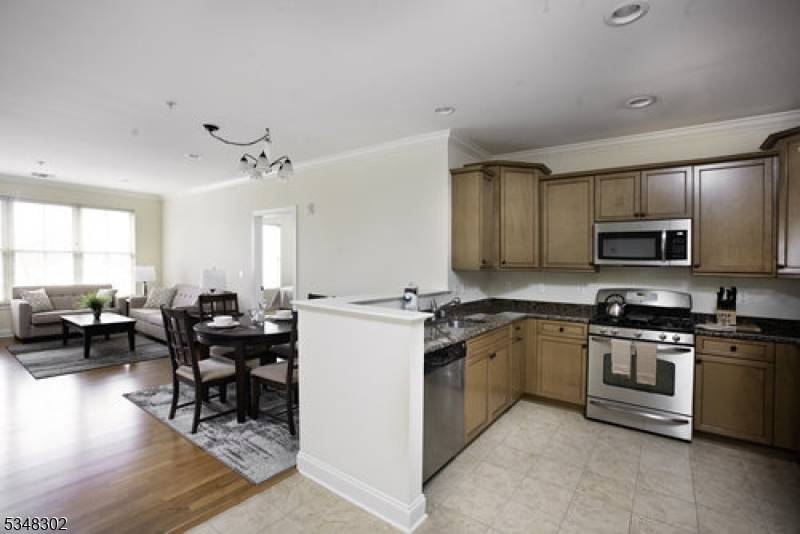 LOCATION AND LUXURY Discover this beautiful 2 bed, 2 bath sought after Devonshire model offering approx.