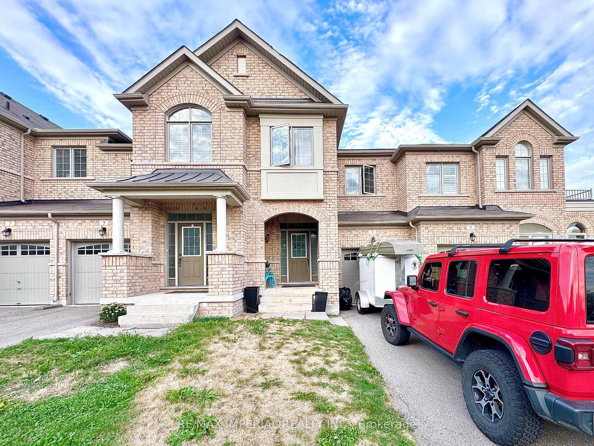 Welcome to this upscale executive townhome in a prime Richmond Hill location !