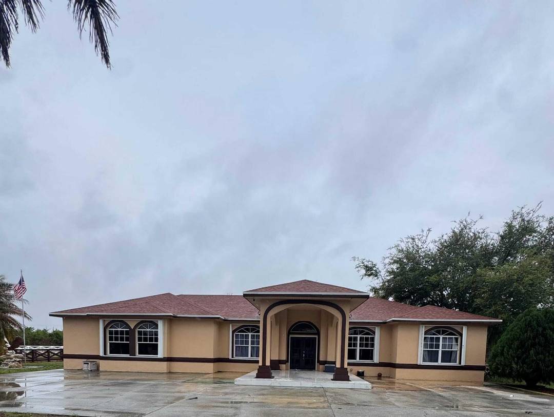 4 2. 5 on 9. 2 Acres, in law quarters, Completely Remodeled, New Roof, New Fence, New A C all in 2025.