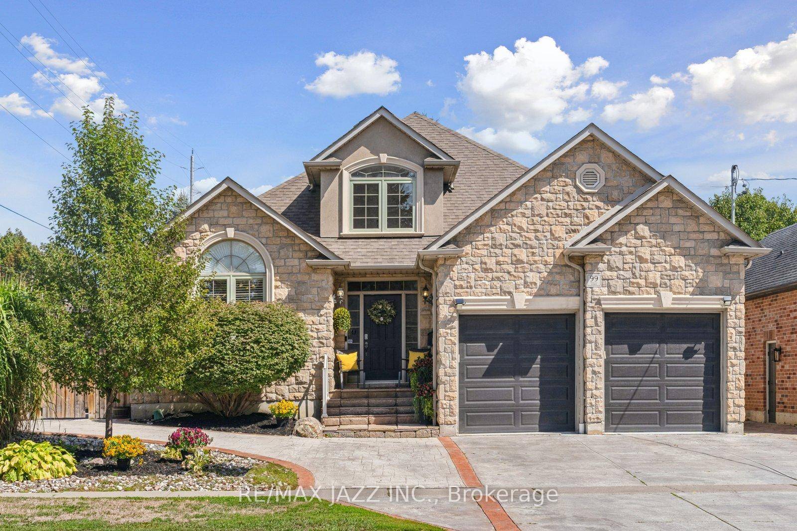 Stunning, Legal 2 Unit Executive Bungalow Self Contained Studio Apt In Prime Whitby Location !