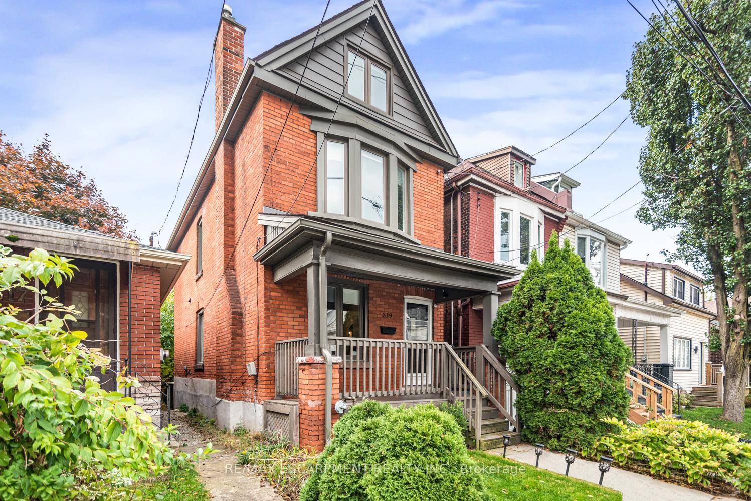 Fully renovated 2. 5 storey detached home in the heart of Hamilton !