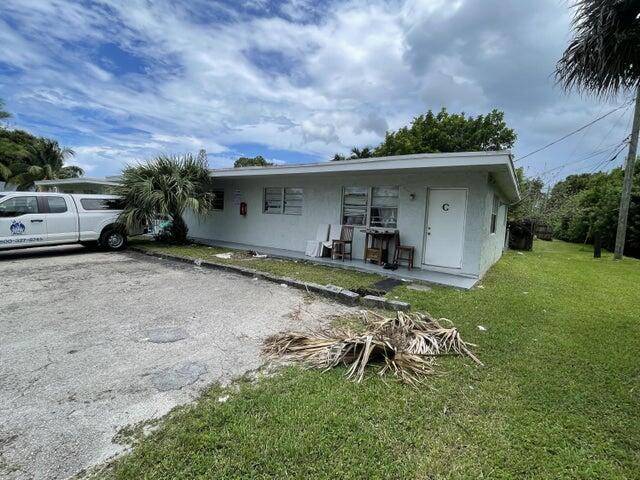 Great investment ! All three units are currently rented.
