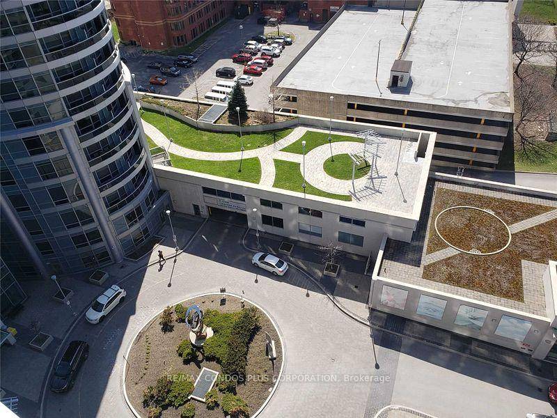 Bright and spacious 2 Bedroom, 2 Bath suite Solaris 2 Condos.