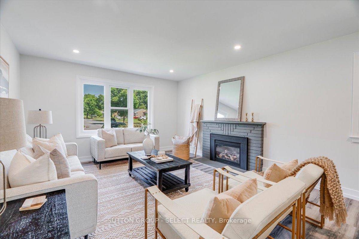 Available in East London, this classic Roy James ranch with 2 1 Bedrooms is full of charm and recent updates.