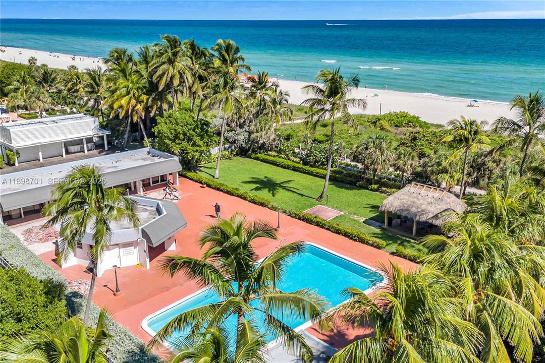 Beachfront paradise waiting for you !