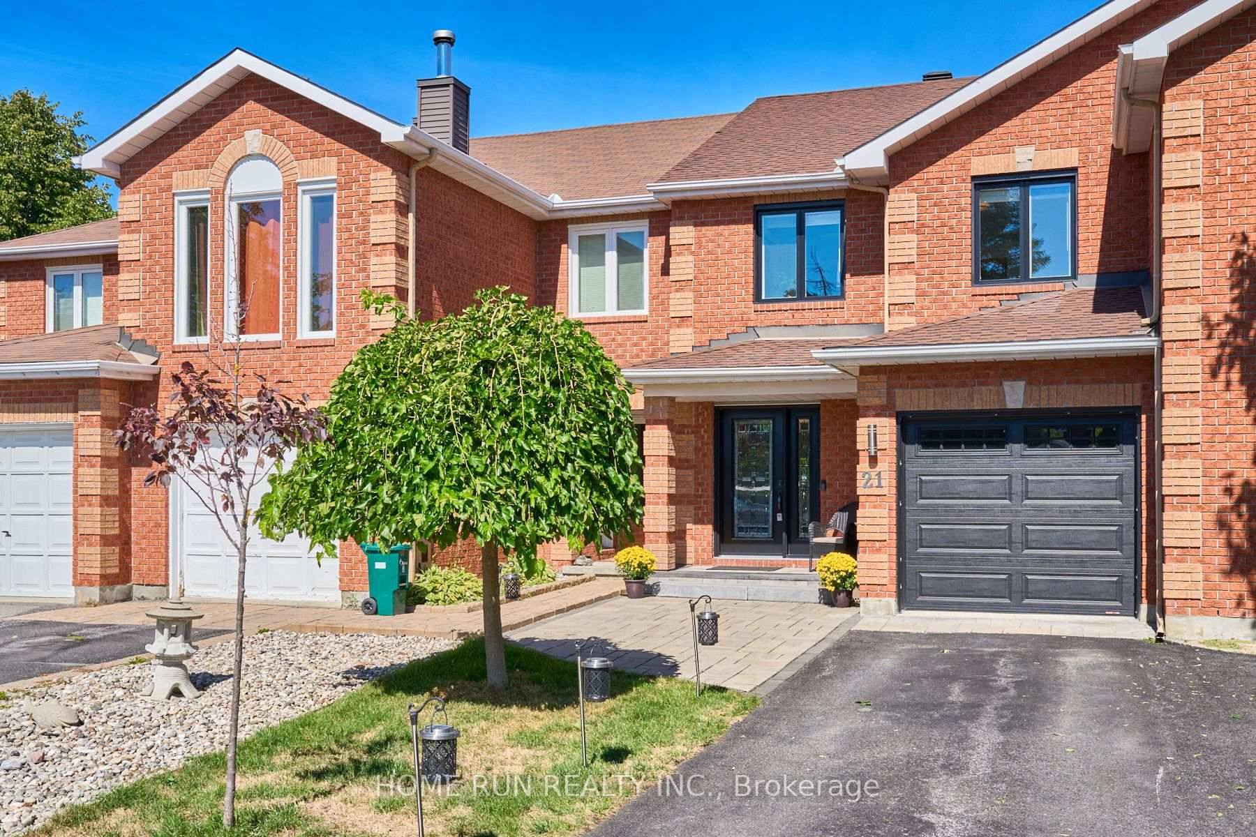 GOLF COURSE BACKYARD Fabulous FULLY RENOVATED townhouse in Kanata Lakes.