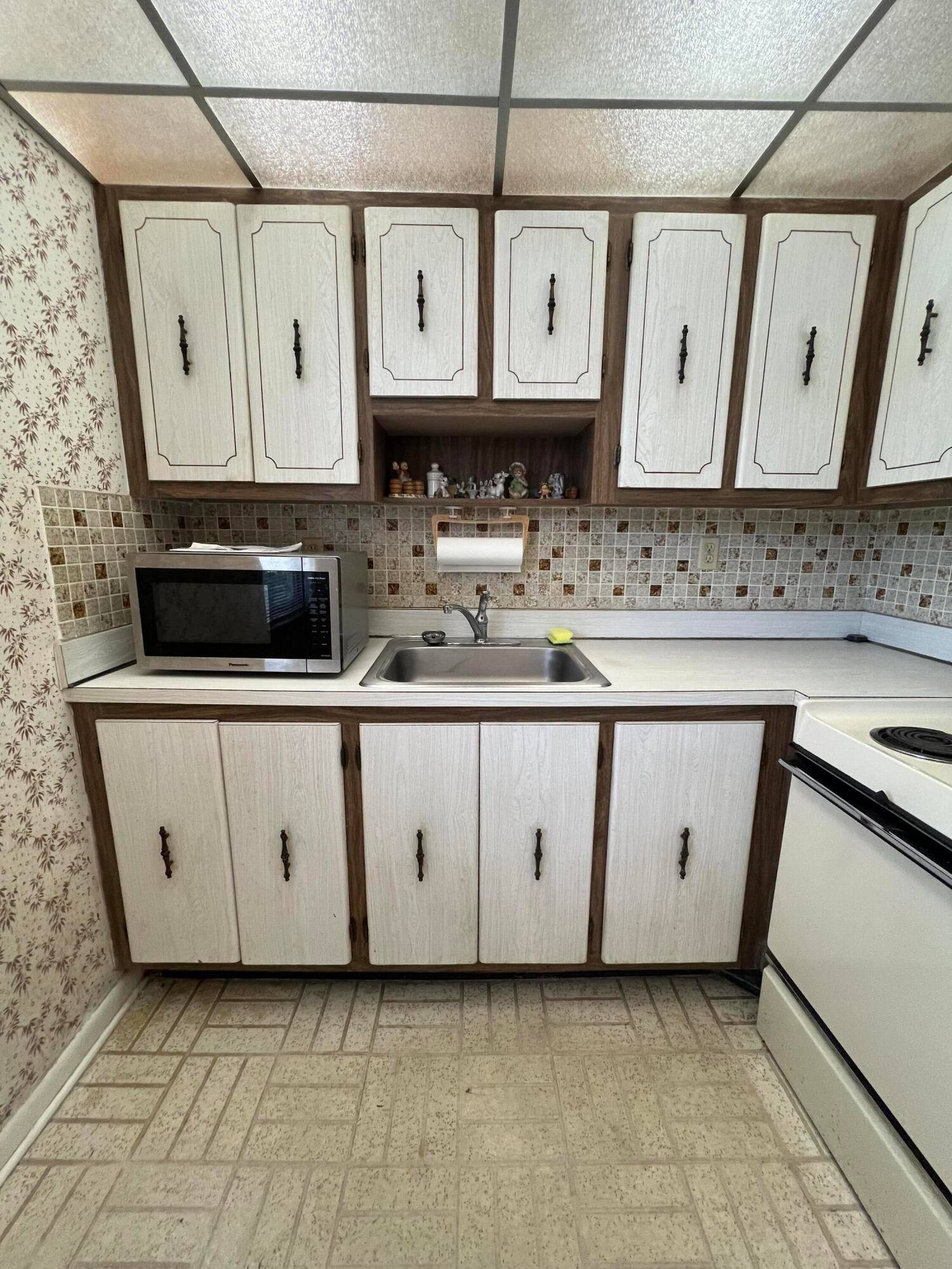 Bright Corner 2 bedroom 2 bath condo in Kings Point Delray.