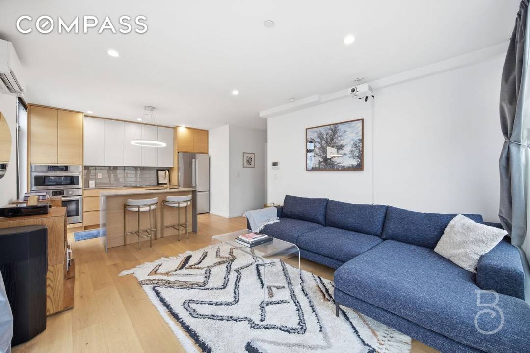 A rare penthouse in Astoria s Ditmars neighborhood, this full floor two bedroom, two bath residence at The Artisan offers modern design, private outdoor space, and exceptional convenience, complete with ...