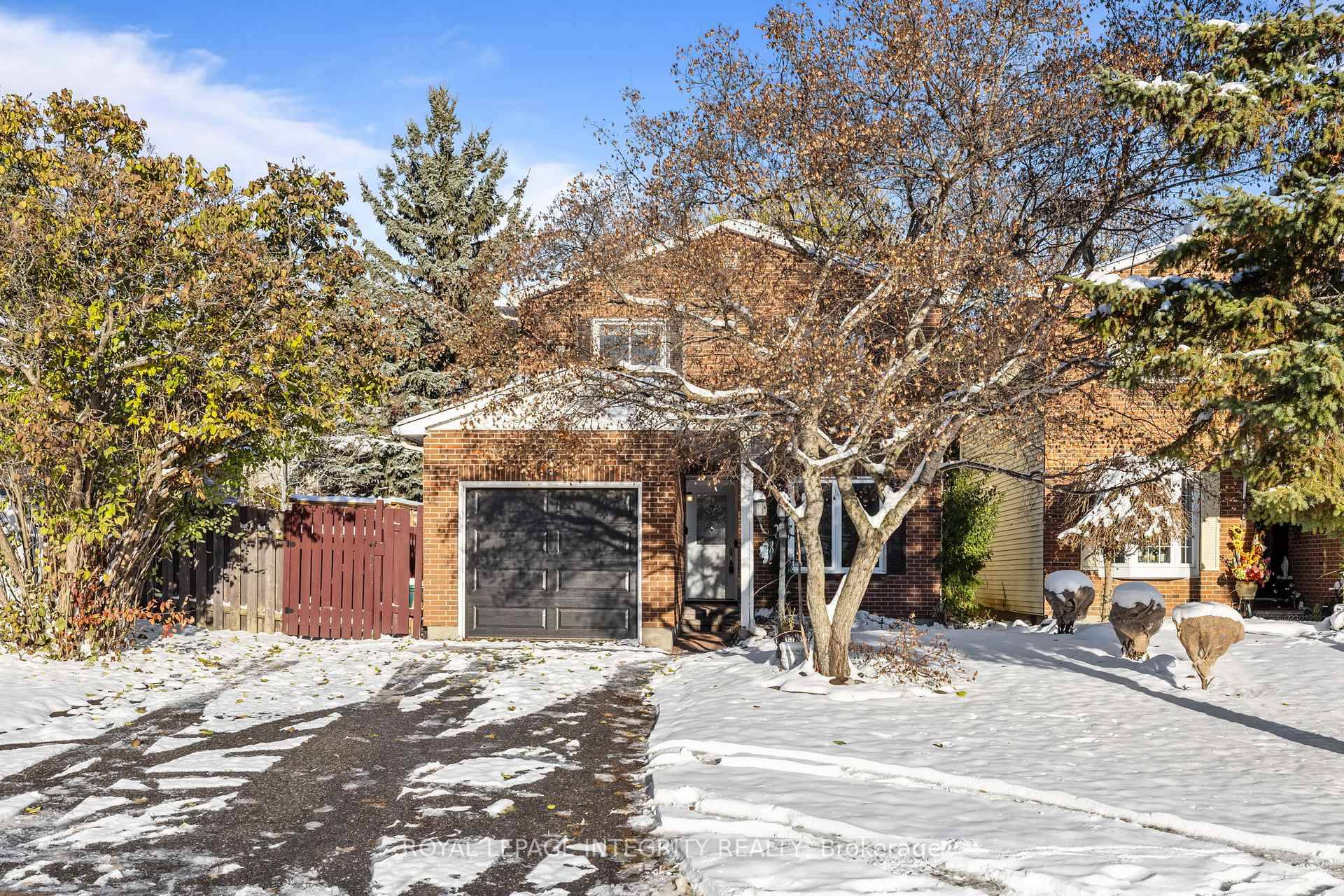 Welcome to this charming three bedroom, 2 bathroom home nestled in the desirable Pheasant Run community in Barrhaven.