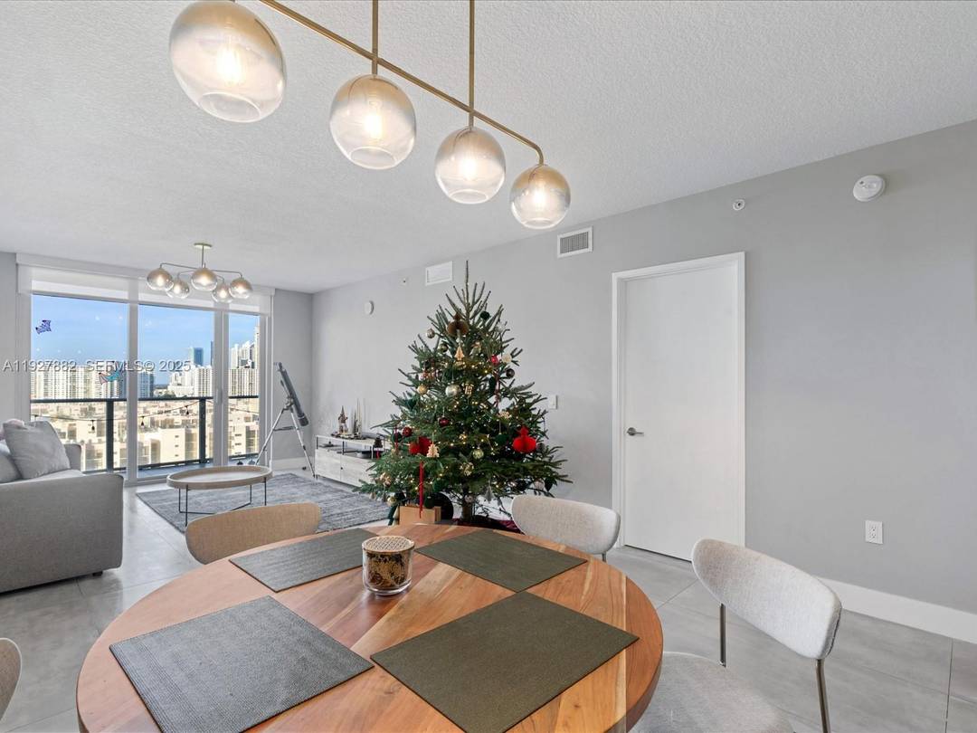 Luxury Resort style Condominium Parque Tower in Sunny Isles, about 5 minutes walking to the beach.