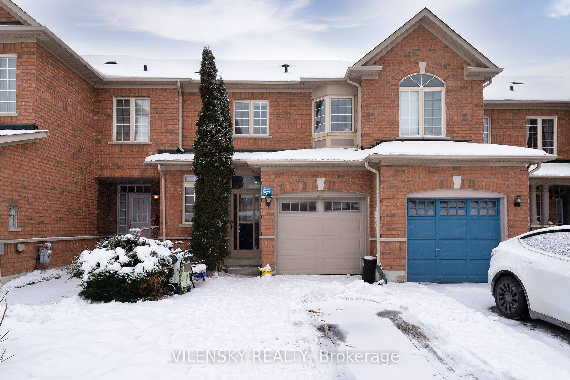 Bright Spacious Townhome !