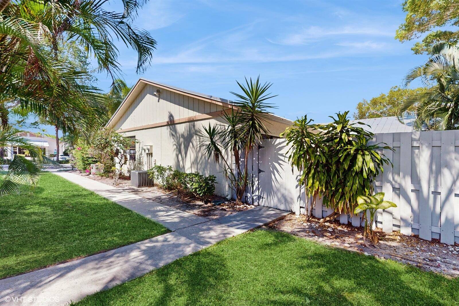 Tour this BIG 2BR, 2BA VILLA in the PET FRIENDLY Barrwood community of Boynton Beach.