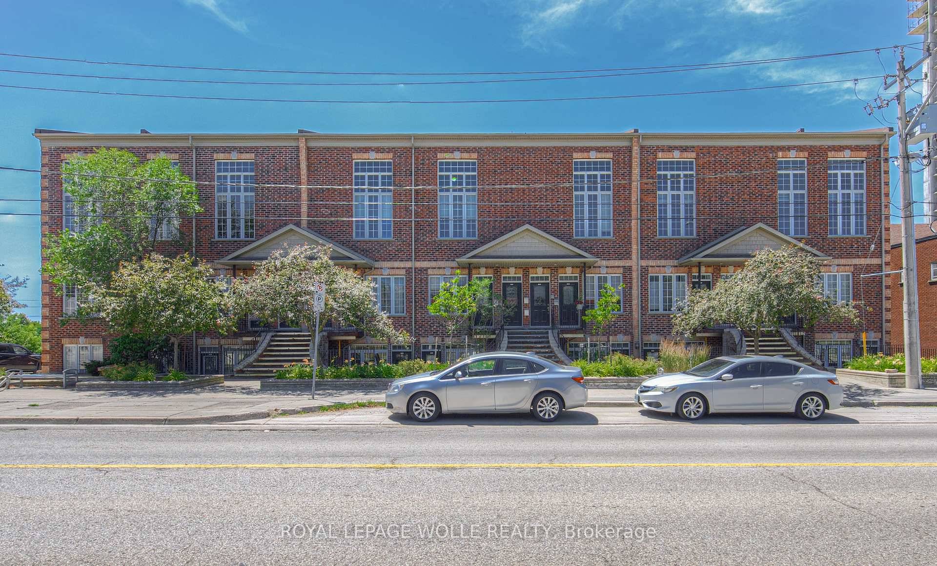 Stylish One Bedroom with Patio in the Heart of Downtown !