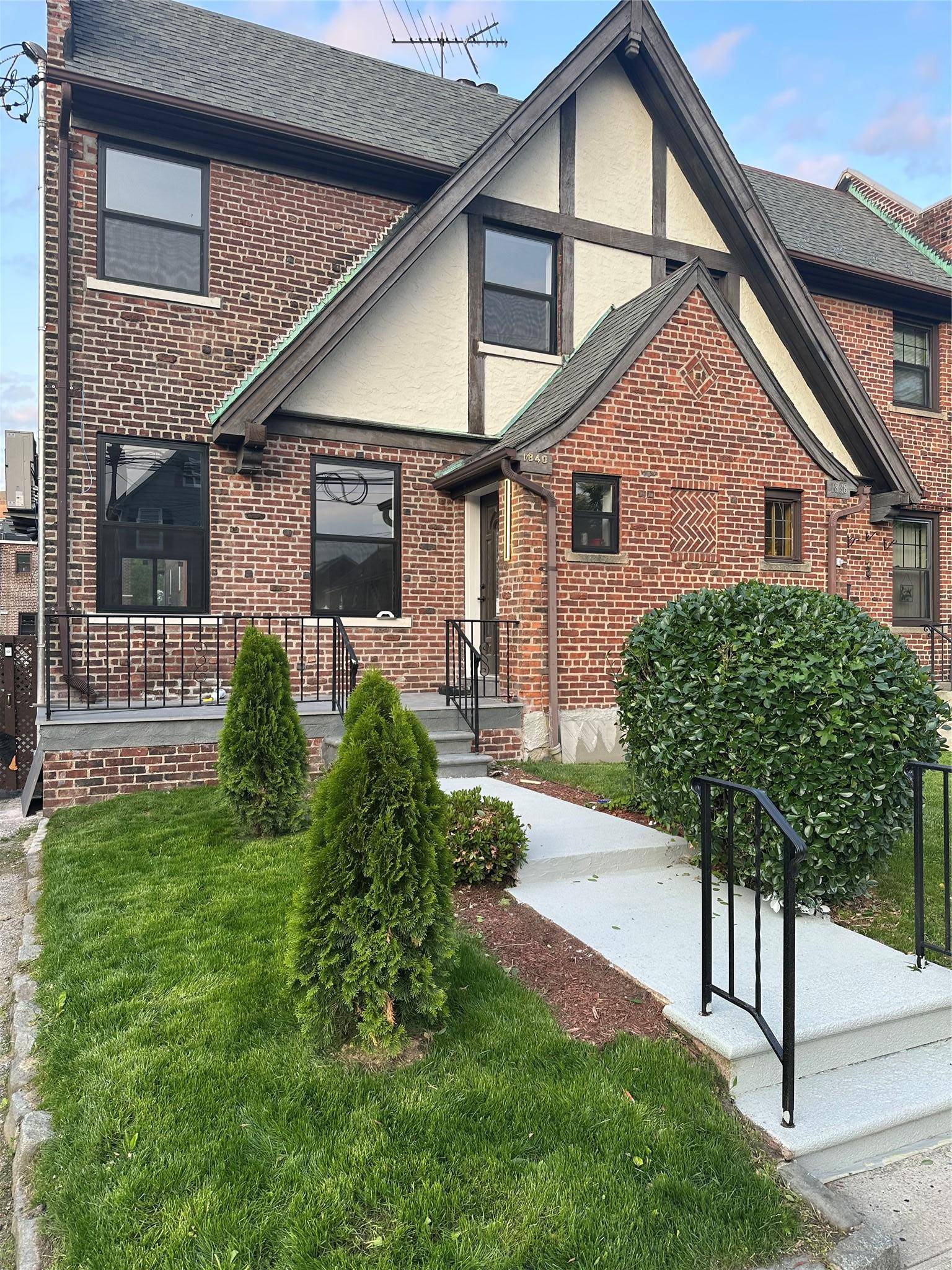 gt ; Prime Location ! We are pleased to present a remarkable opportunity in the highly sought after Indian Village area of Morris Park, Bronx.