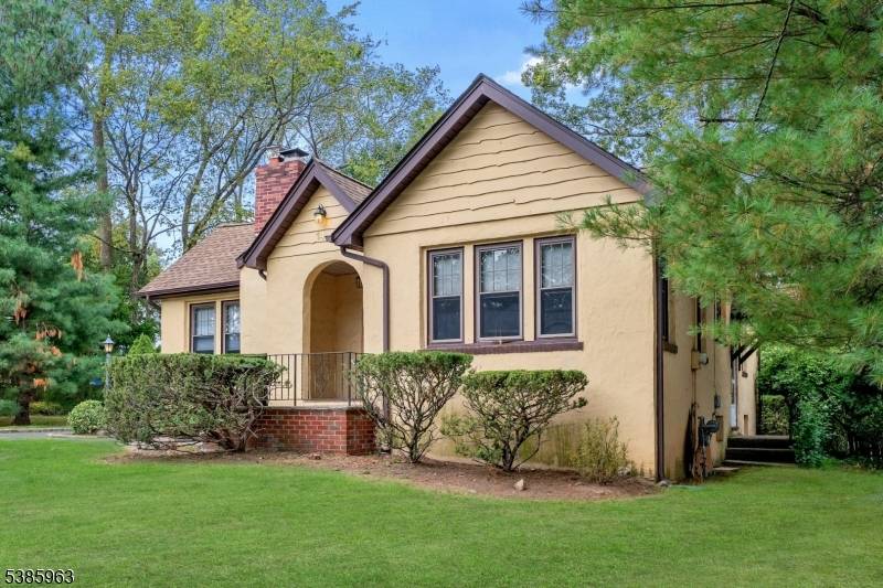 Adorable and inviting, this home is located in Livingston's desirable Burnet Hill section close to top rated schools, beautiful parks, recreation facilities, shopping, and NYC transportation.