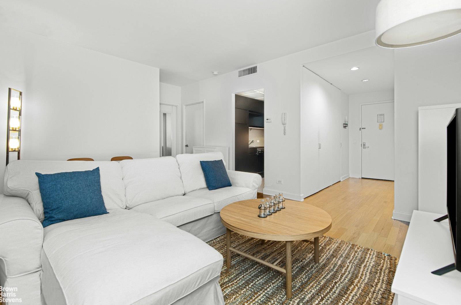 This spacious 1 bedroom condo, featuring a king size bedroom and ample closet space, presents an excellent opportunity for first time buyers and investors alike.