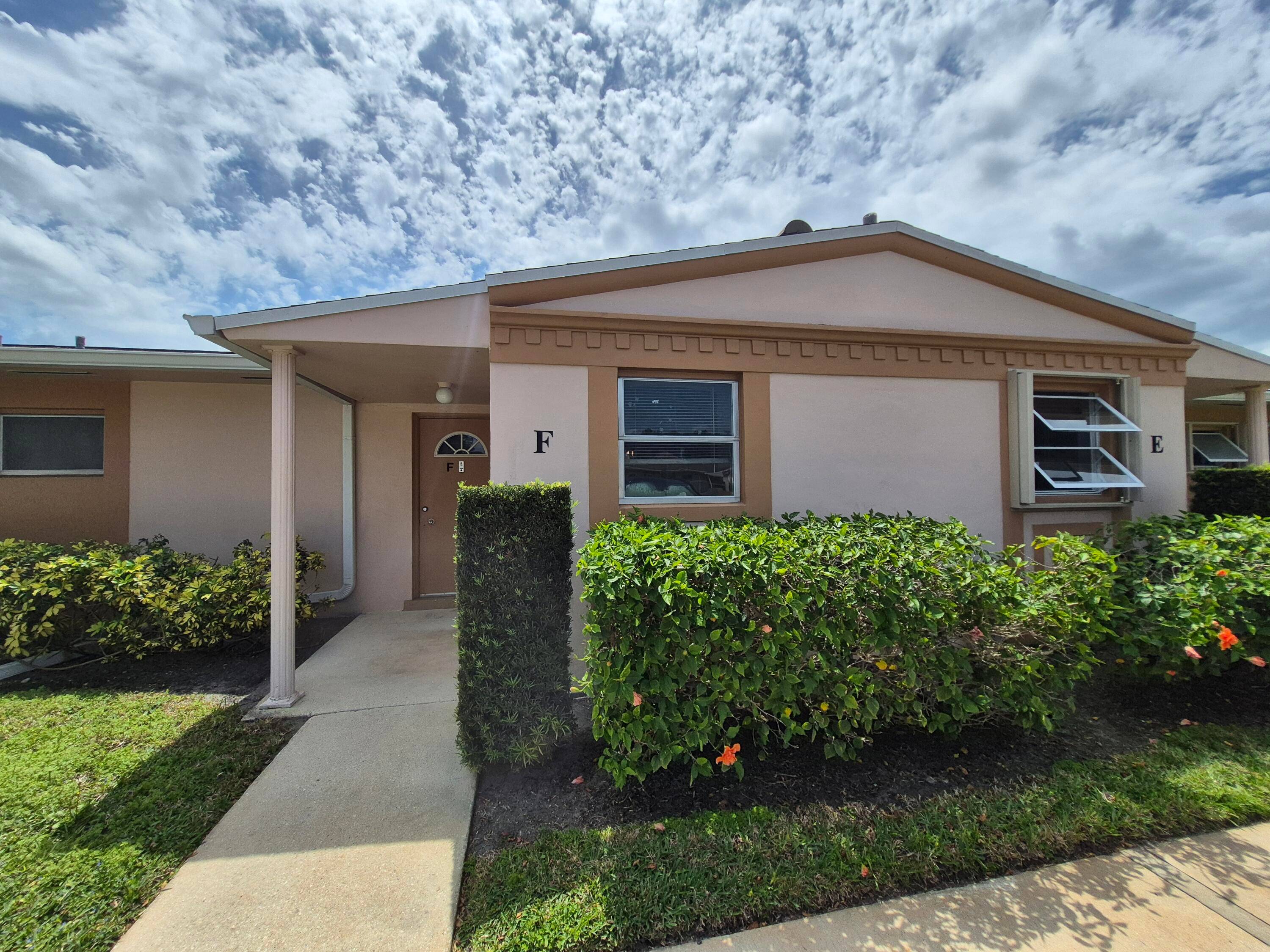 Charming 55 1BR 1BA villa in the Dudley community in Cresthaven Villas.